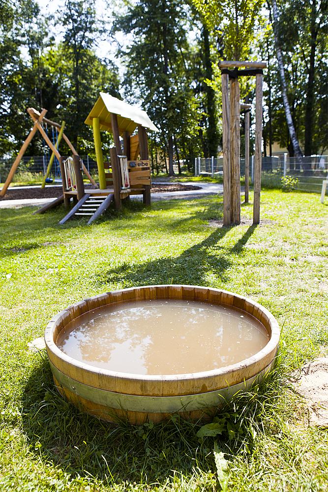 Деревянная кадка для игр с водой 5570630